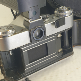 Фотоаппарат "Зенит-Е" в сумке со вспышками "Saulute" и "Unomat B24", работает "Unomat B24", СССР. Картинка 12